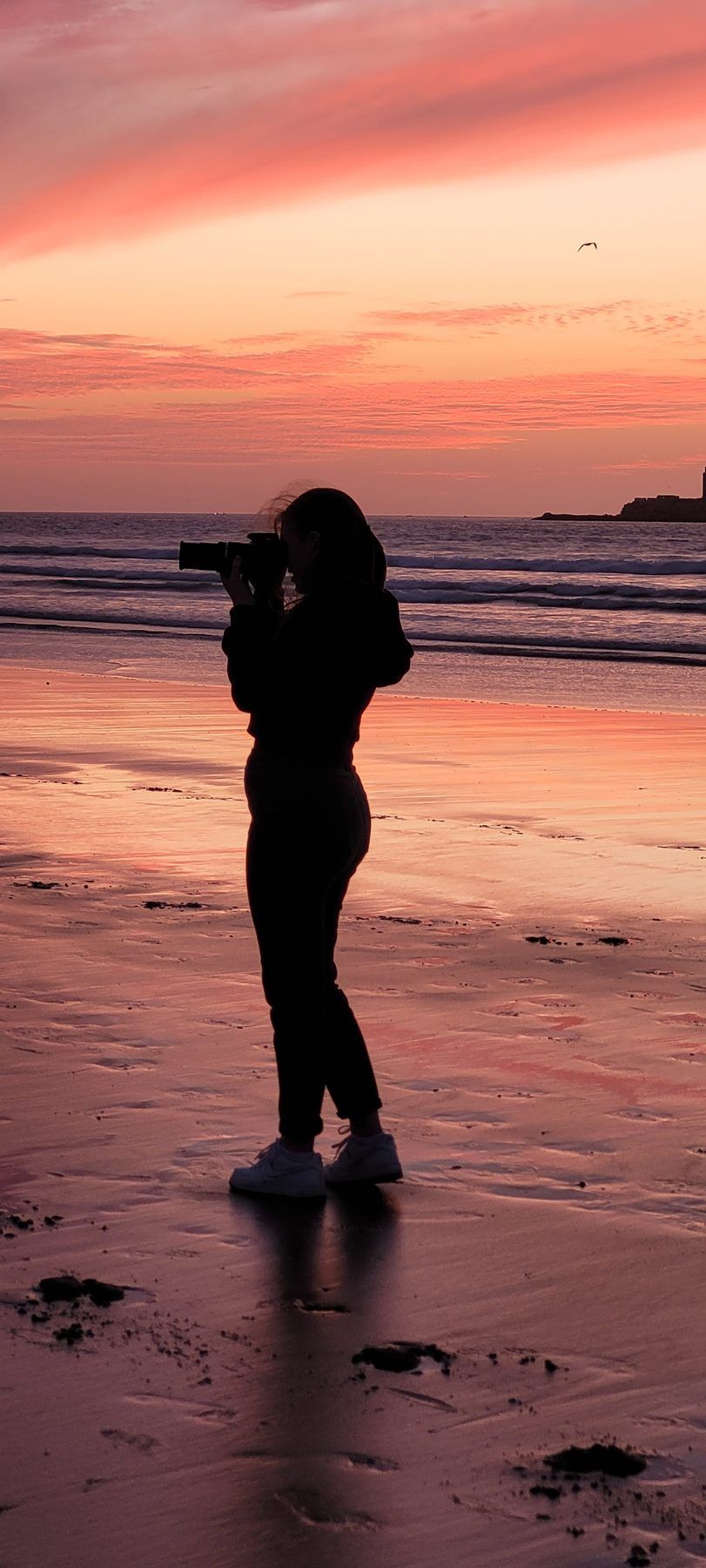 Jutta Voth fotografiert bei Sonnenuntergang am Strand