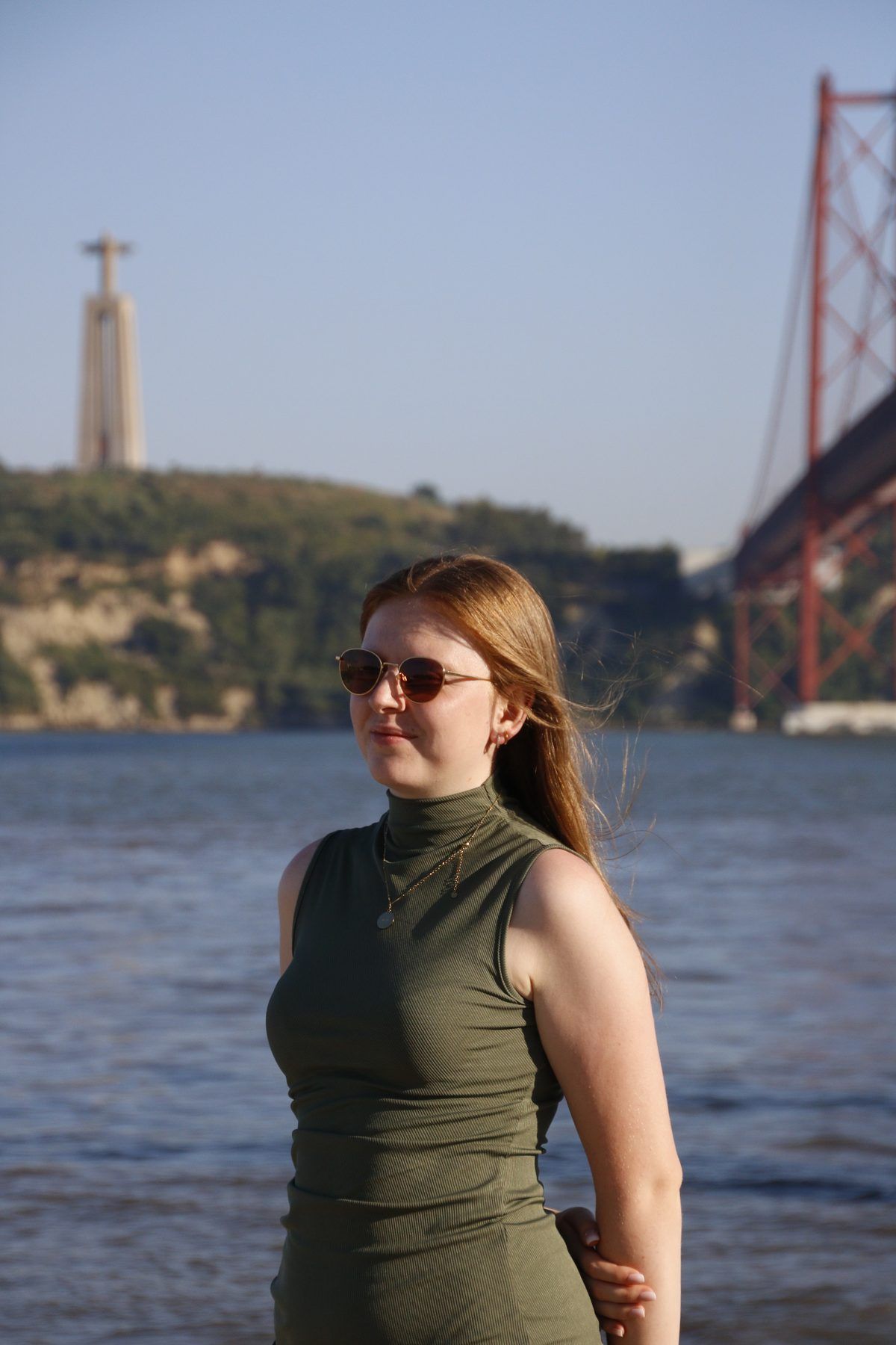 Jutta Voth, Fotografin, am Wasser in Lissabon